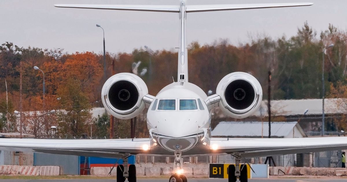 Бизнес-джет Gulfstream M-ALAY, предполжительно принадлежащий Олегу Дерипаске, в аэропорту Внуково